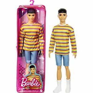 Papusa Barbie baiat, fashionistas cu pulover supradimensionat