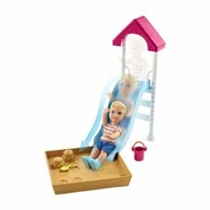 Papusa Barbie Family - Babysitter baietel cu loc de joaca