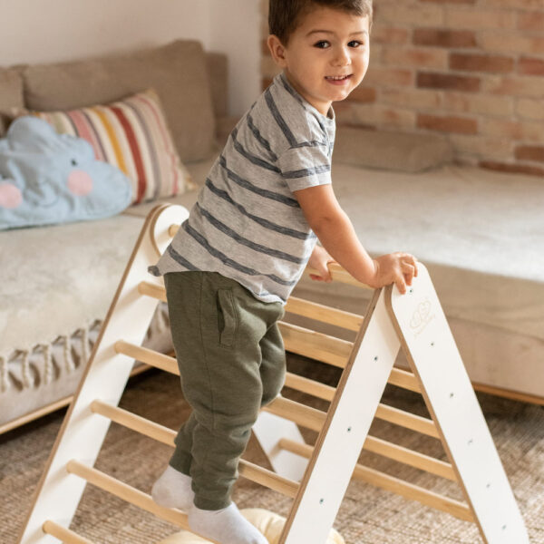 Scara din lemn pentru copii triunghi de catarare tip Pikler Montessori alb MeowBaby - imagine 5