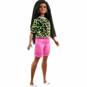 Papusa Barbie fashionista cu parul brunet impletit in codite